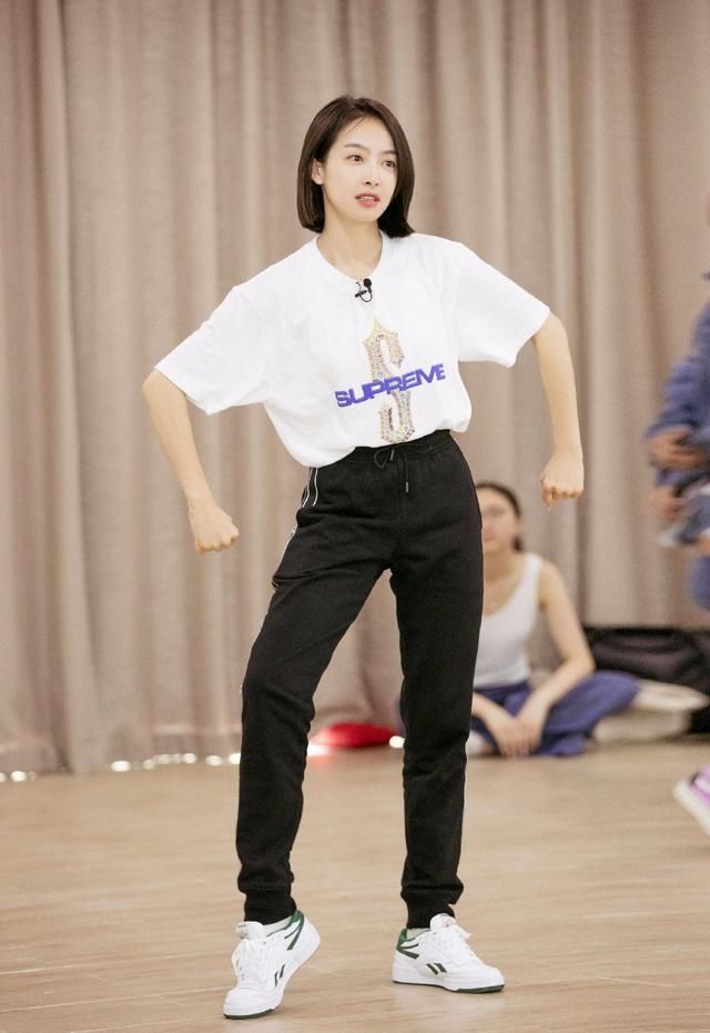 宋茜撞衫孙怡，同是短裙配针织开衫却惨败，画风差距一目了然