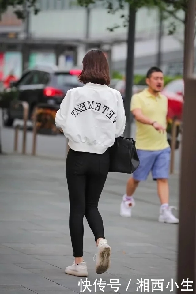 街拍：面容秀气的短发美女，紧身裤搭配宽松时尚上衣，戴着墨镜很