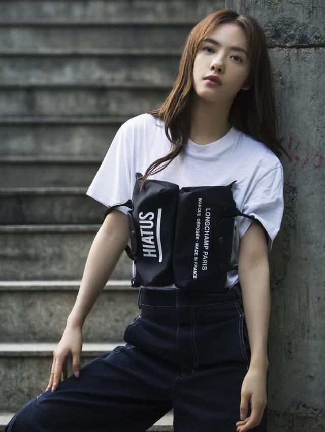 蔡文静怕脚臭?高跟鞋里穿这么厚的袜子，不过跟鞋子颜色真配!