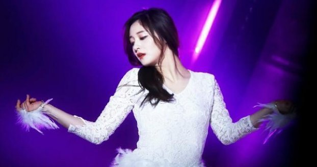 同是98年，周洁琼脖子粗到上热搜，拍照不敢露，孟美岐却美成仙女