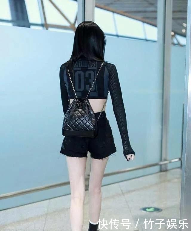 奚梦瑶机场三套服装秀出超模身材，而这双三次都穿的马丁靴要火？