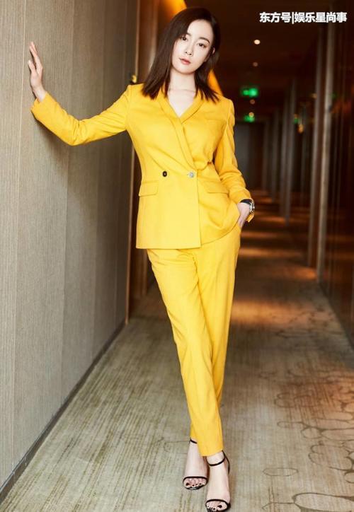 张檬美回去了！“柠檬西装”都能驾驭，但这黑色脚趾甲太抢眼！