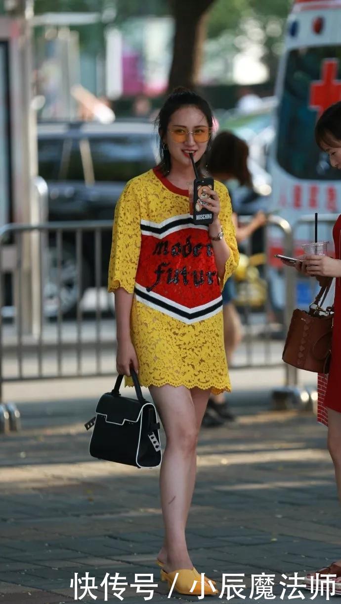 「气质」美女穿搭:纯白色的露肩荷叶边喇叭袖衬衫,带着无限的优雅和甜美