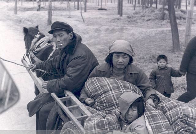 一组80年代左右的老照片，图6大集体时期，图8回娘家