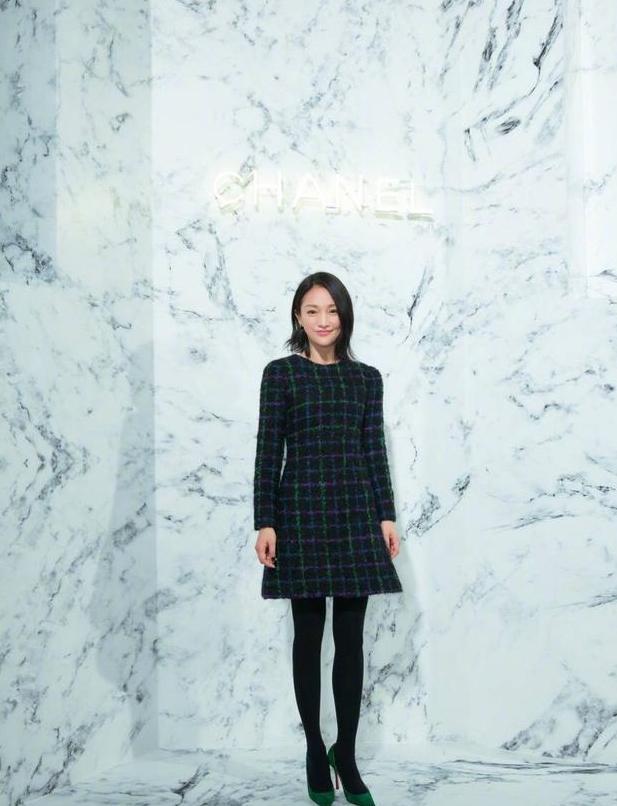 周迅素颜现身，皮肤暗淡、发际线高，瞬间老了一个年代