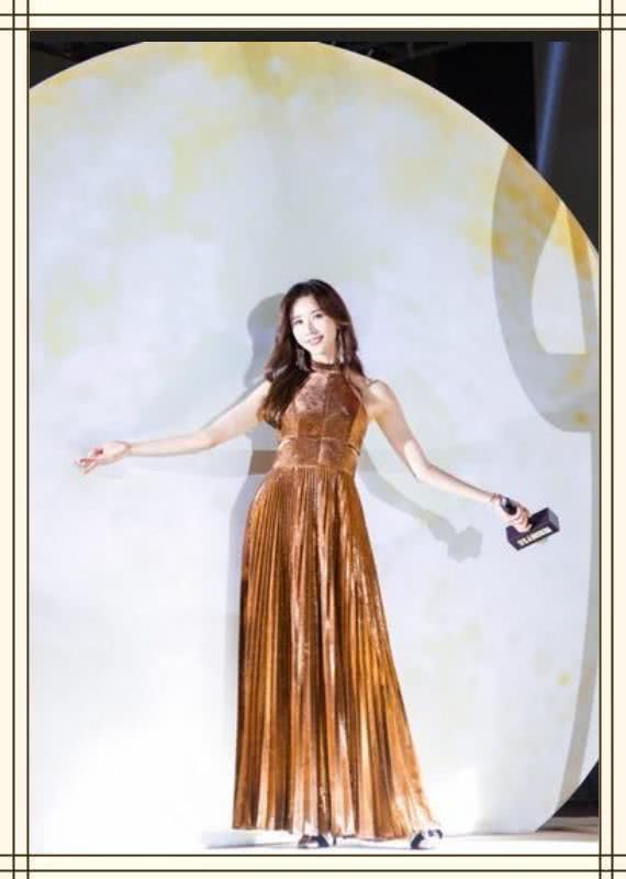 林志玲不服老!穿深V裙比心嘟嘴狂卖萌，不料却被腋下出卖了年纪