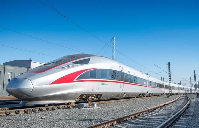  【途径】这条连接上海和成都的高铁，全长1900公里，途径多城，