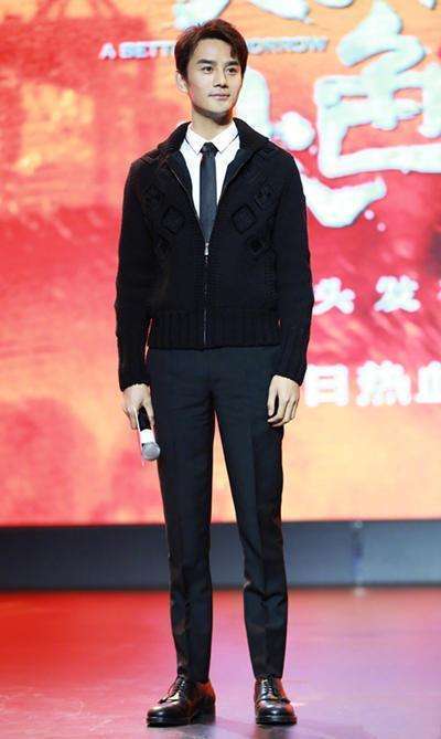 王凯韩庚现机场秀，一个憔悴脸变大爷，一个剪短发做型男