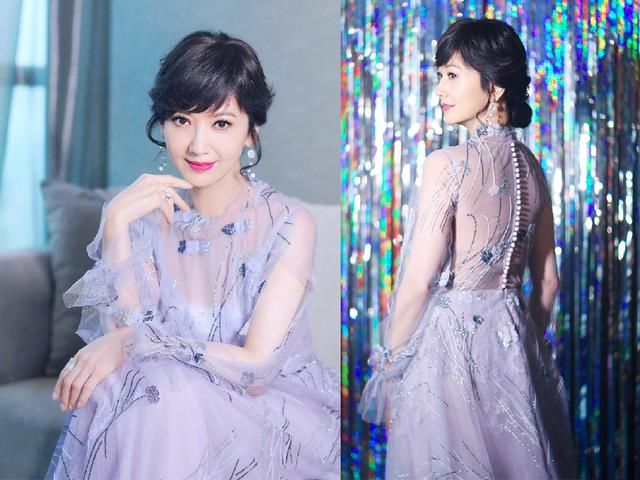 63岁赵雅芝爱穿紫色？薄纱裙换到星星裙，美出像30岁气质！