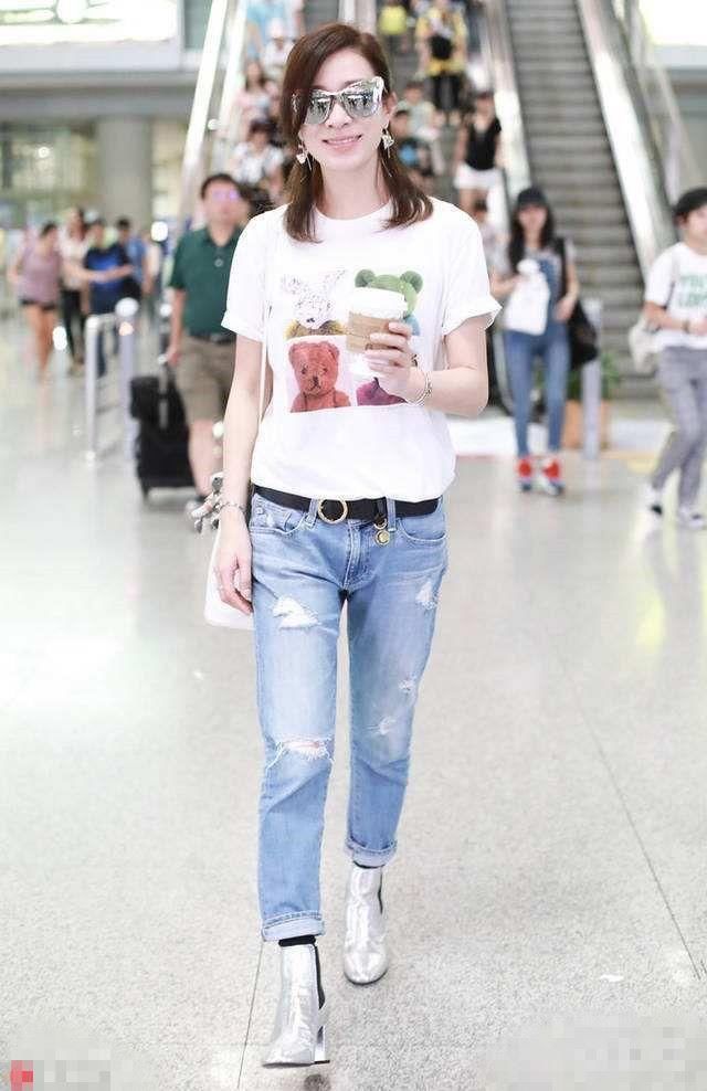 佘诗曼高筒袜套长靴现身，网友:腿是好腿，全败在鞋上了!