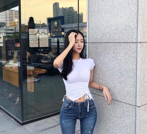  【优美】牛仔裤好看有个性，展现出腿部优美线条，时尚还显身材！