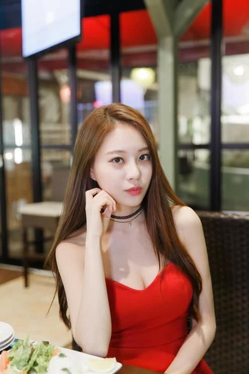 裹胸包臀裙：艳丽色彩衬托女性，肤白貌美光彩照人，让人眼前一亮