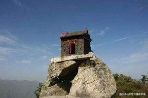 中国一山顶巨石上,放着“一吨重铁庙”四周皆悬崖却千年不倒