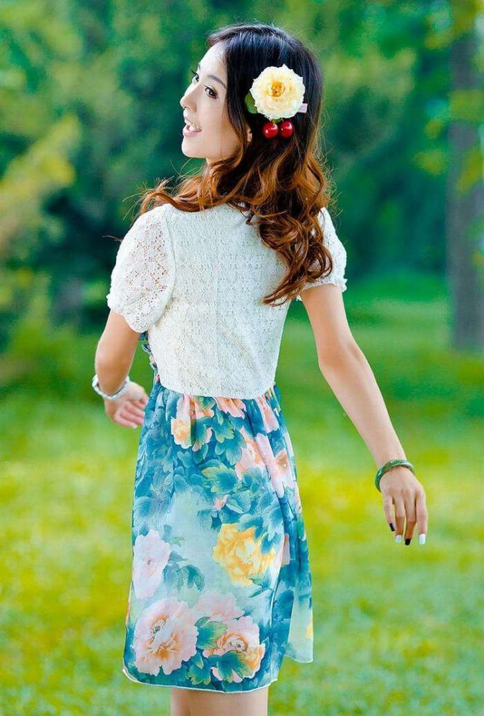 连衣裙展现迷人性感好身材, 美丽时髦