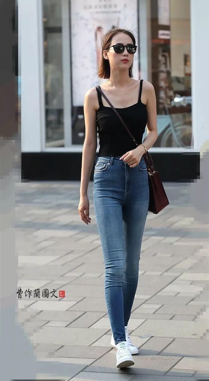 街拍:凸显好身材曲线的牛仔裤美女