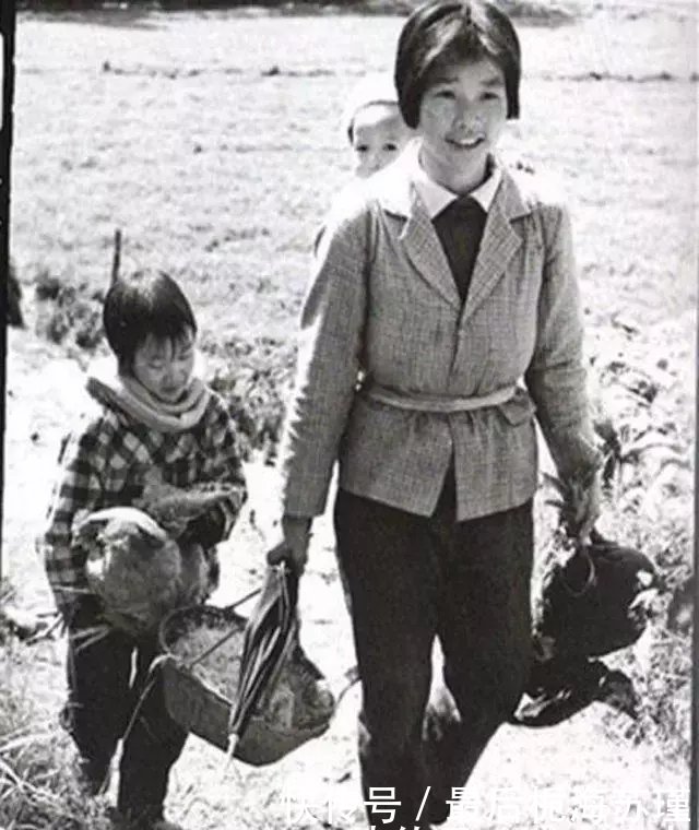 10张老照片，农村生活的记录，满满的时代感，90年代的女性那样美