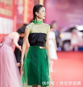 马苏穿长裙与“她”撞衫，拼尽性感与妩媚，网友身材气质却全输