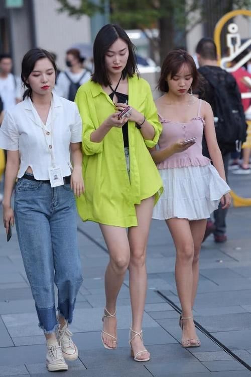  「纤瘦女孩」谁说衬衫是阿姨们的专属？5个元素唤醒时尚潮流，轻松美成小仙女