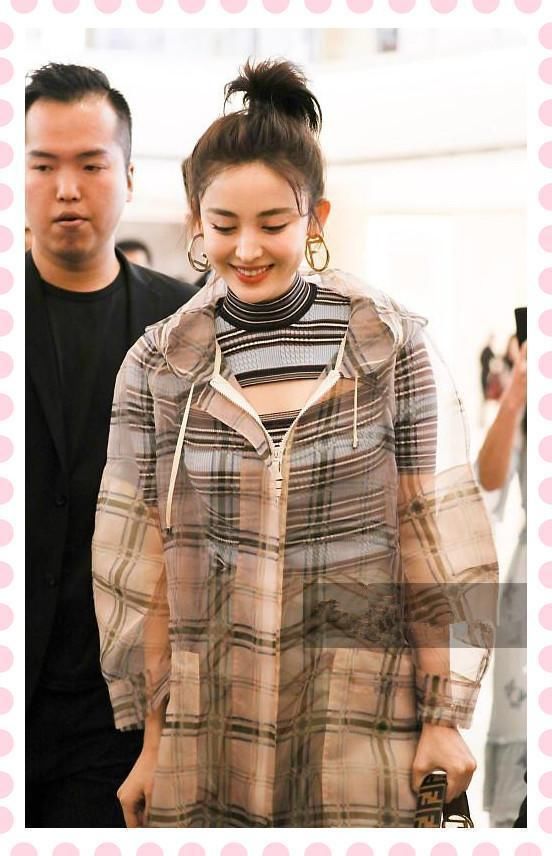 本以为古力娜扎扎丸子头够嫩了，但看到谭松韵这效果，我沉默了！