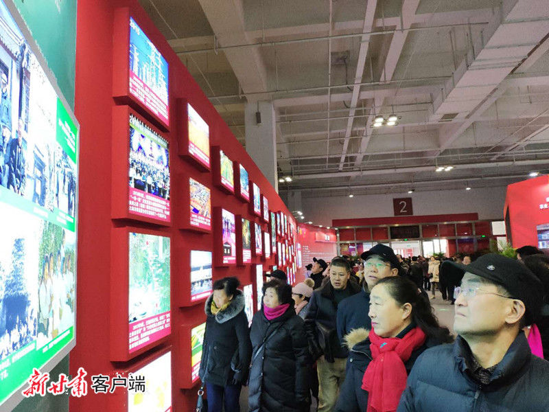 离退休老同志参观甘肃省庆祝改革开放40周年图片展