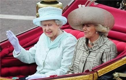 英国贵妇们的帽子风吹不掉?凯特王妃的固定方法真是绝了!