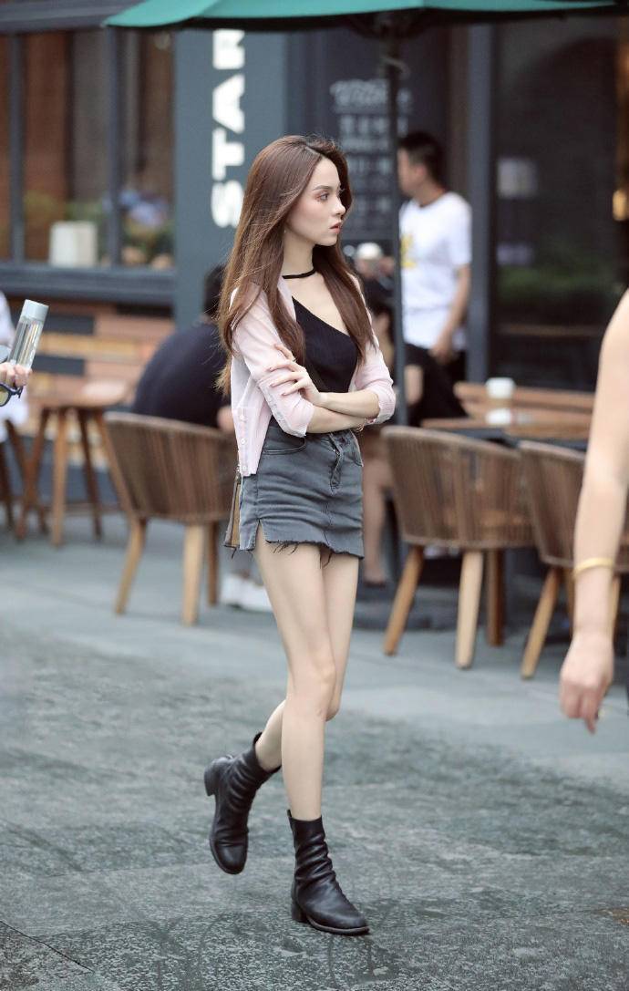 街拍：肤白貌美的打底裤小姐姐，秀出雪白肌肤，魅力无限！