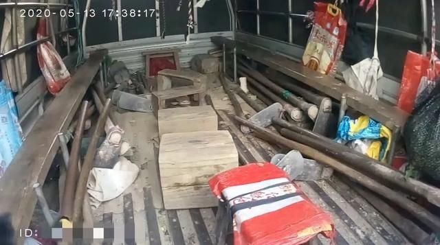 『交警』核载5人的小货车，竟塞下29人！打开后车厢，厦门交警蜀黍都惊呆了