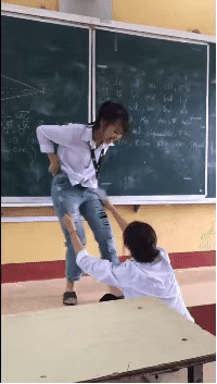  GIF：搞笑GIF趣图:妹子，造型很不错，我就喜欢你这样有肉感的女生！