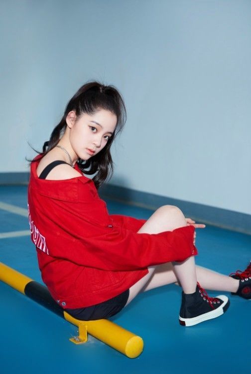欧阳娜娜终于不再保守了?大方秀出美腿,是“腿精”没错了