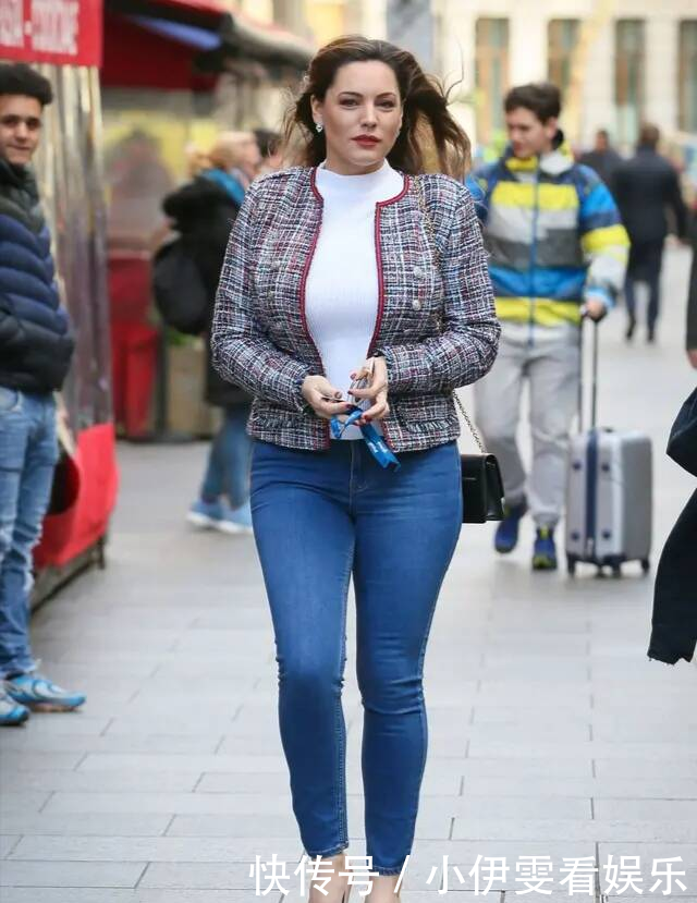  『紧身衣』凯莉·布鲁克出街，紧身衣搭牛仔裤，微胖身材凹凸有致