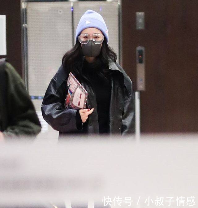 杨幂素颜现身，网友直呼差好大，离开妆发加持还不如路人好看呢