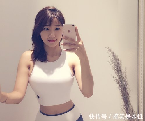 街拍懂穿搭娇艳的美女，曲线丰腴,秀出个性秀出时尚！