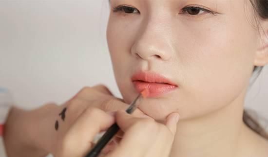  [化妆师]新手化妆教程淡妆，化妆师教你瞬间变脸！