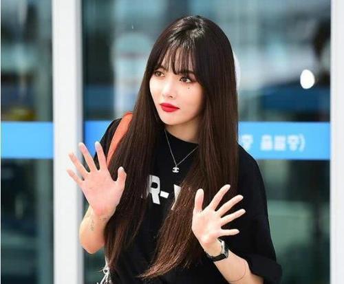 金泫雅不怕走光，裙子提得又高又紧，网友：难怪站着都尴尬！