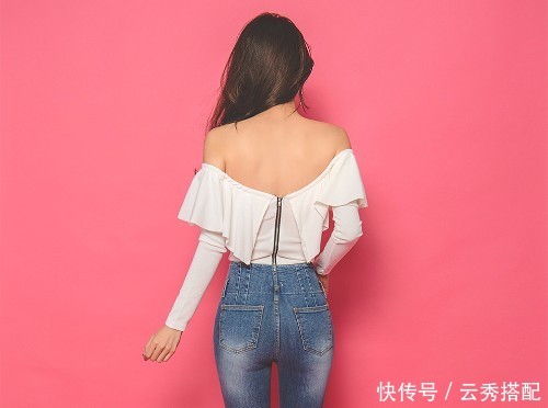 粉系少女穿着紧身衣物，把性感身材展现的凹凸有致，好像恋爱了