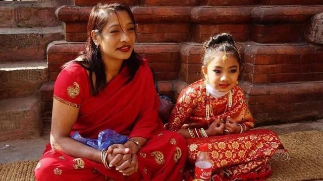 尼泊尔的“活女神”，长大后无人敢娶，当地人：再漂亮也没用！