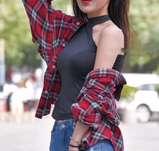 气质小姐姐穿格子衫，身材前凸后翘凸凹有致