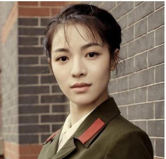  #发展#同是《芳华》女主角，钟楚曦发展为何比苗苗好很多？原因很简单