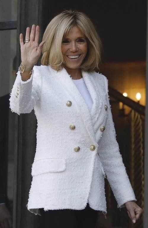 法国第一夫人总是素颜出门，头发凌乱，网友：法国没发型师了吗？