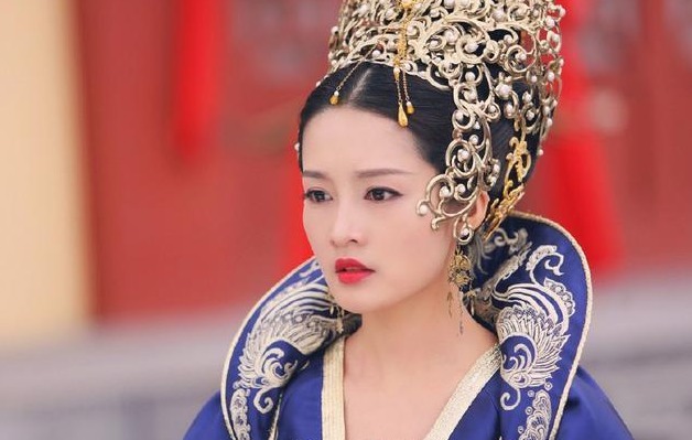 李沁胆真大! 穿绿色的紧身勒的皱巴巴的,几乎是遮不住的!