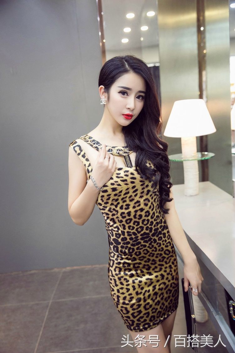 豹纹超短美腿长卷发美女