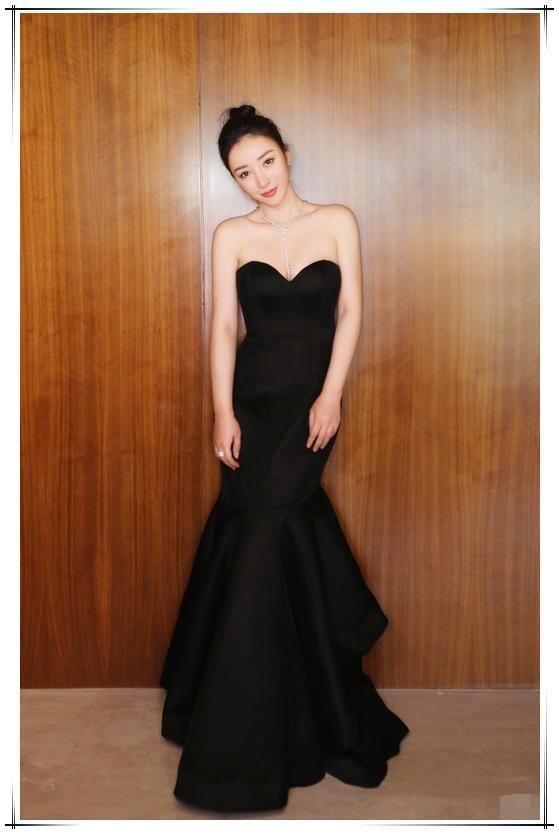 柳岩穿衣终于不暴露了，一袭斜肩长裙优雅到你不敢认!