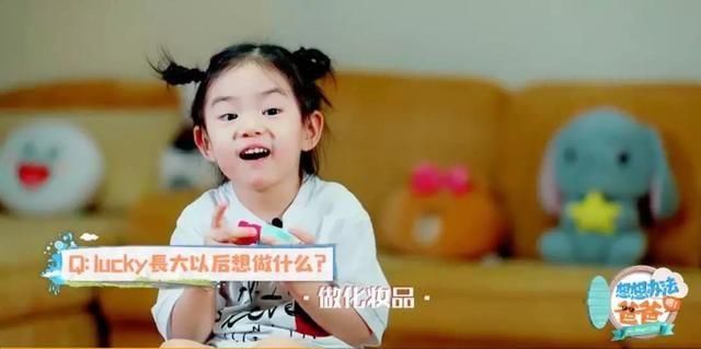 戚薇女儿和妈妈一毛一样!网友:看来妈妈是真没整容~