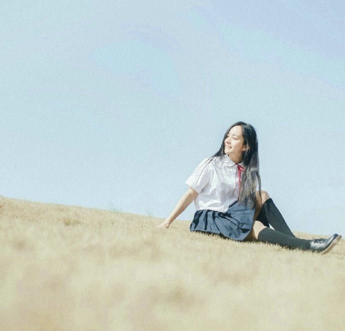 长发校服美女丝袜美腿性感写真图片