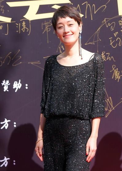  连体■马伊琍气质非一般，穿黑色亮片连体裤配单边耳环，满满的高级感