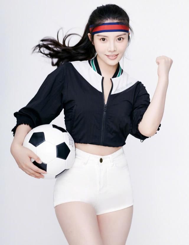 徐冬冬穿运动装都这么性感，休闲款还能穿成紧身款，也是厉害了！