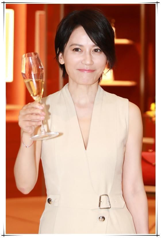 49岁许晴和47岁俞飞鸿同穿西装裙，终于知道保持少女心的重要性了