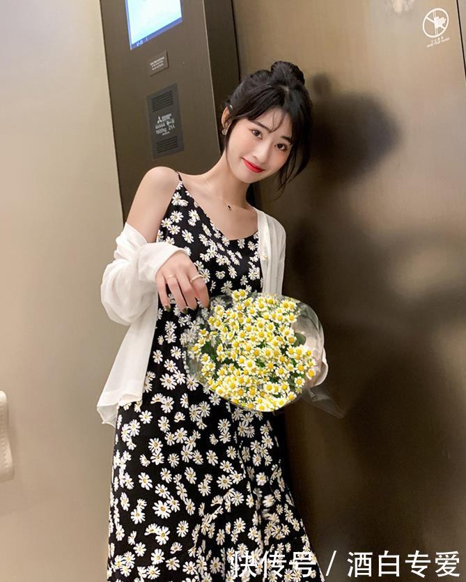 「碎花」初夏穿“碎花裙+防晒衣”,一半清新一半醉人,魅力四射美到犯规