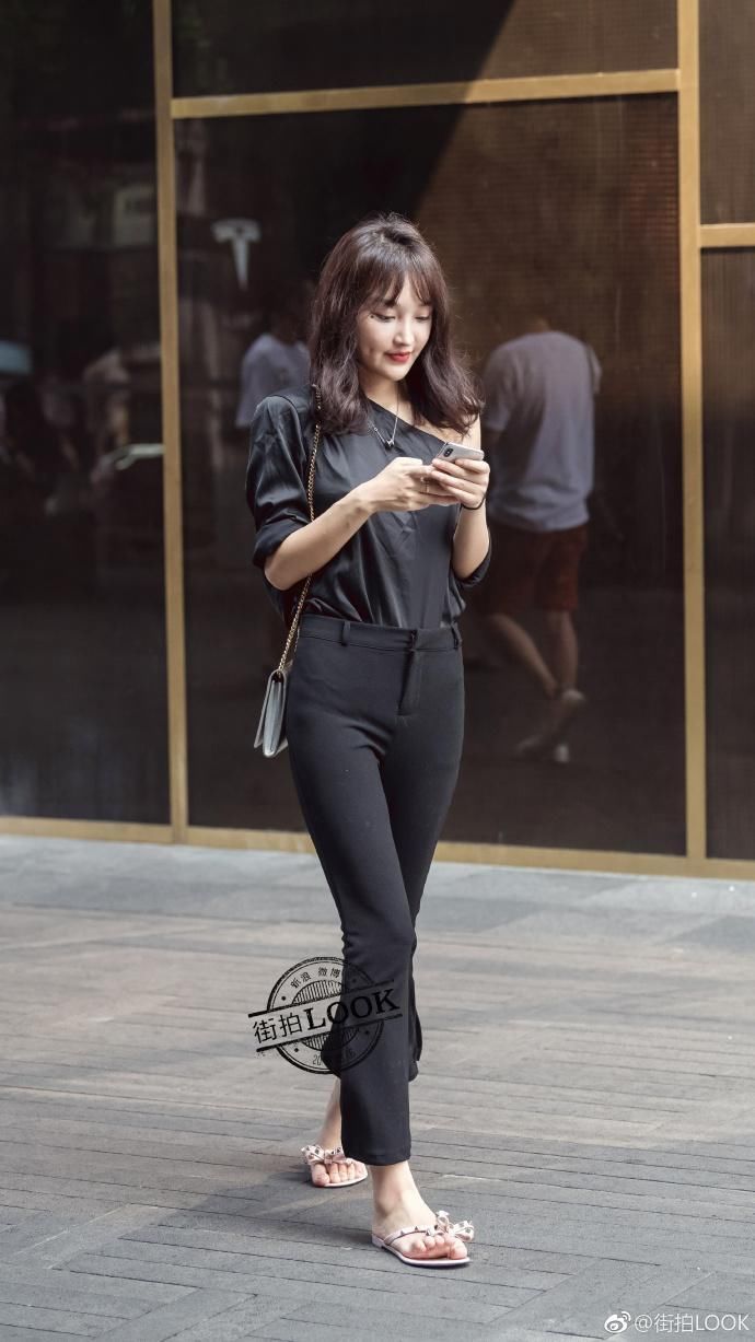 街拍:千万人中，遇见一枚散发着成熟女性魅力的姑娘，要表白啦