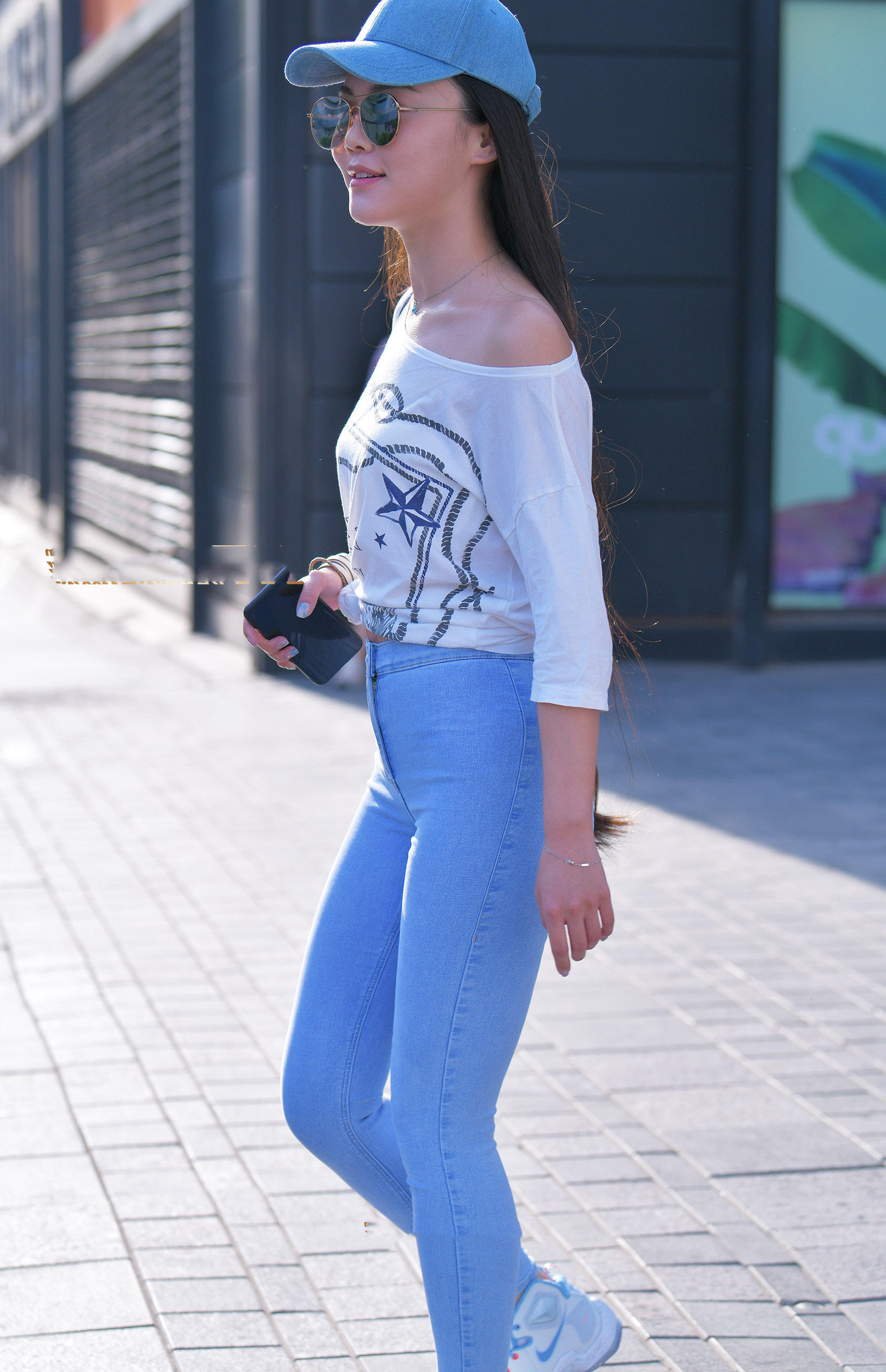 气质小姐姐长发过臀人群中很吸睛，蓝色紧身裤秀出她独有的韵味